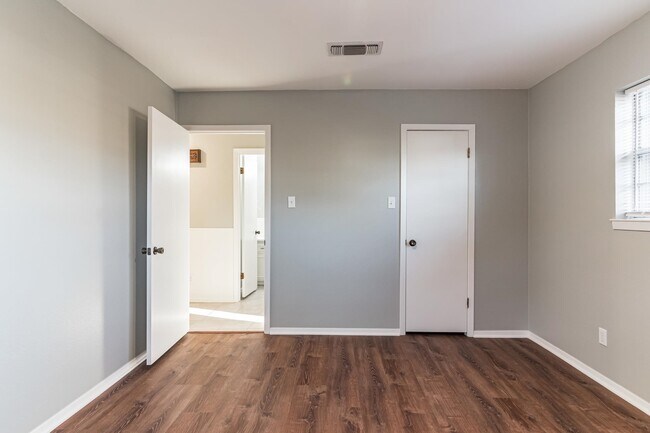 Building Photo - 1822 Greenwood Ln