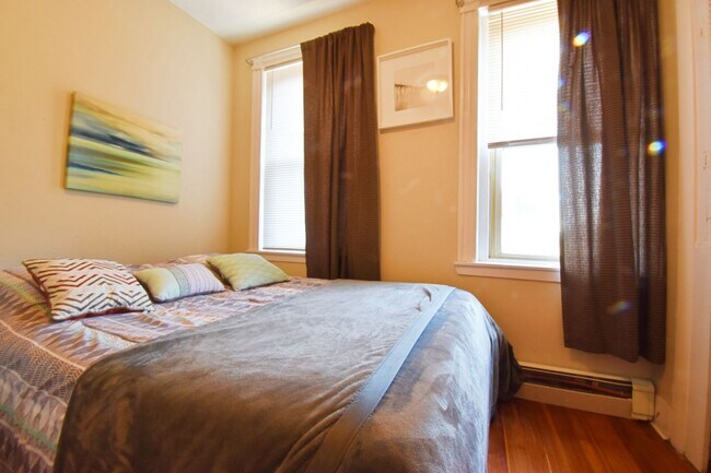 Building Photo - North End 2 bed....