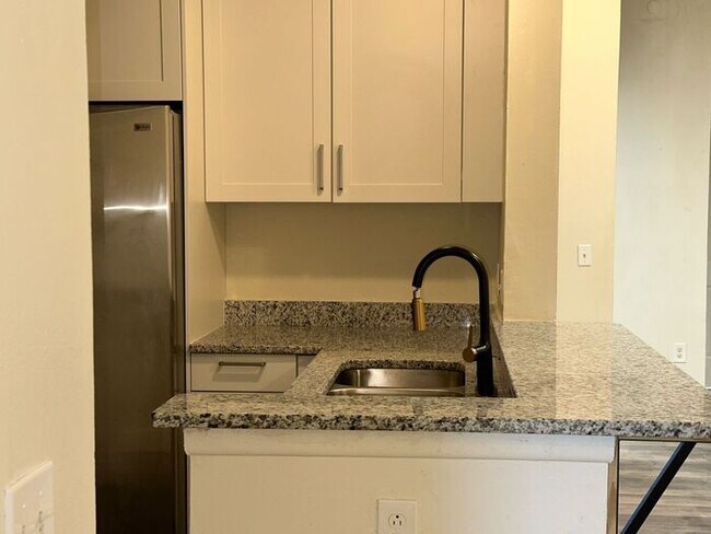 Building Photo - 3 Bedroom 2 Bath Winter Garden Townhome with Remodeled Kitchen and a Fenced Backyard!