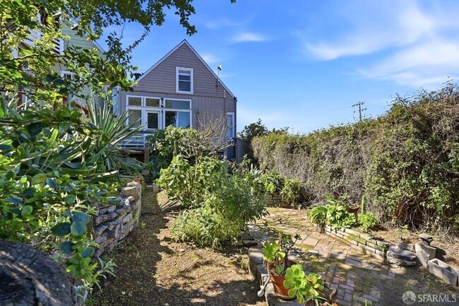 Building Photo - 1529 Hampshire St