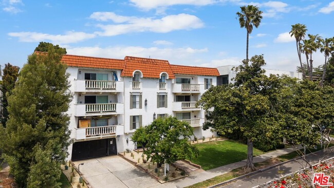Building Photo - 605 San Vicente Blvd