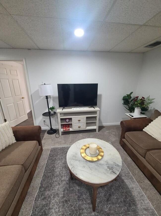 Building Photo - 17th St 6 Plex