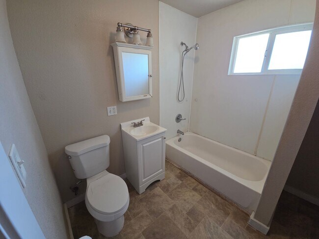 Building Photo - Peaceful 2 bedroom home