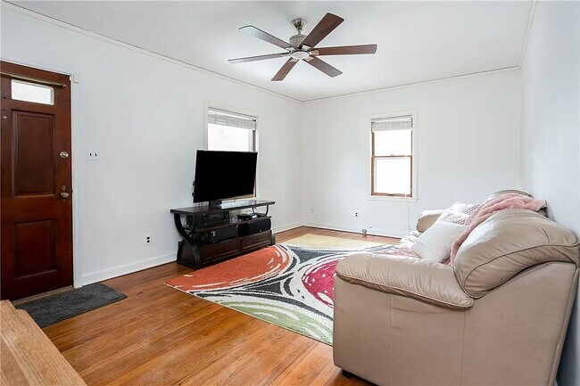 Building Photo - Charming 2-Bedroom Bungalow with Gleaming Hardwood Floors in Des Moines Area