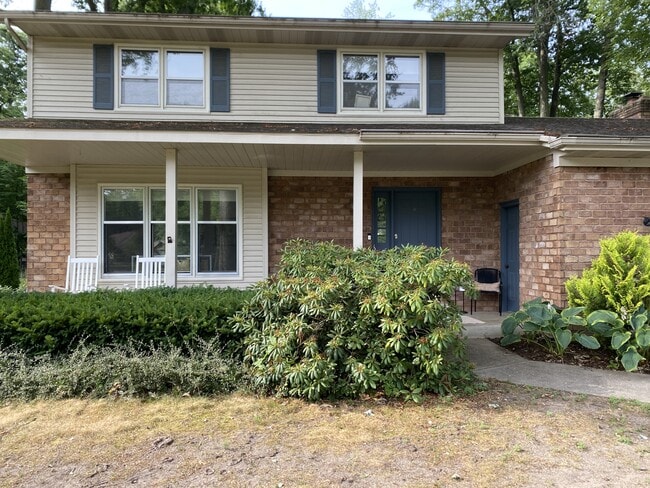 Building Photo - 1008 Forest Hills Dr