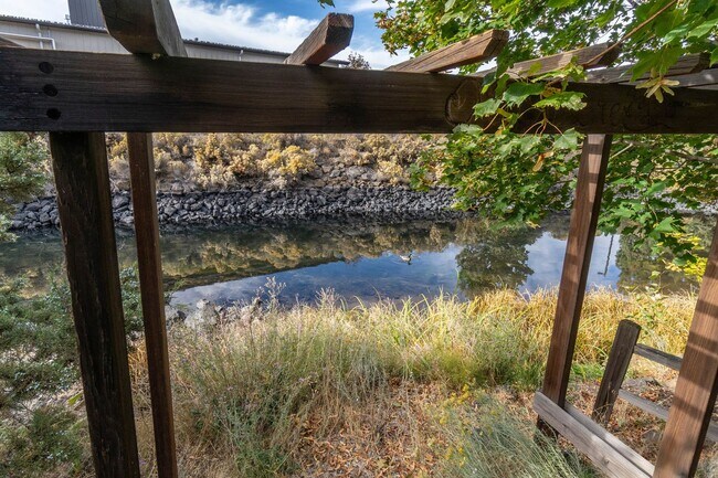 Building Photo - Large spectacular home with all the bells and whistles