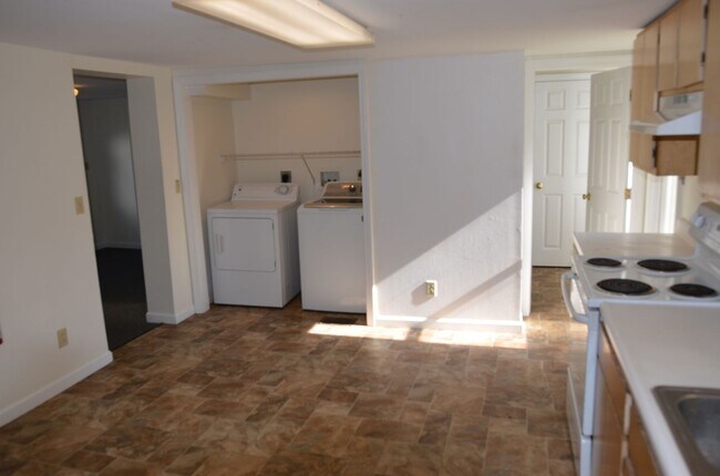 Building Photo - 15-17-17 Peru St