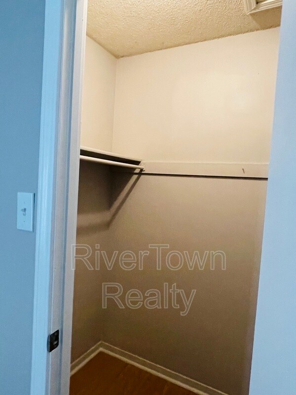 Building Photo - 6390 Sandhurst Rd