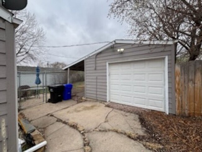 Building Photo - 2 BED | 1 BATH | SINGLE-LEVEL | SINGLE GARAGE | SOUTH