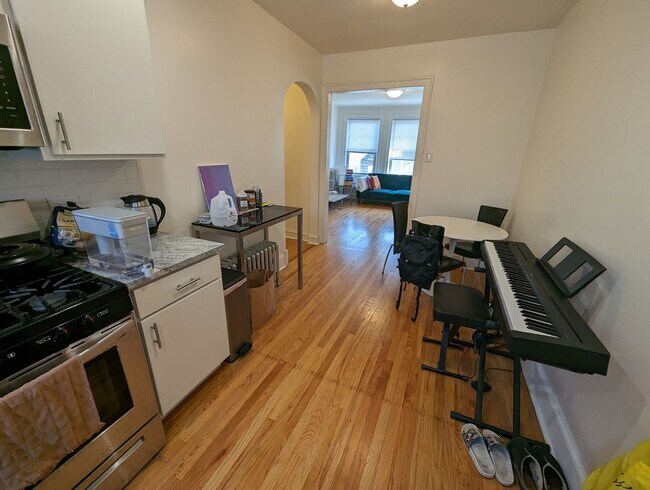 Building Photo - Spacious 1 BR - New Renovation Near the La...