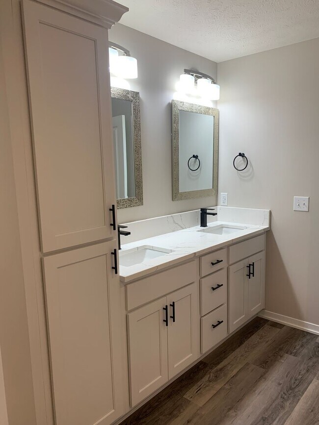 Building Photo - Spacious 2-Story with 3 bedrooms/2.5 bathrooms off N 27th and I-80