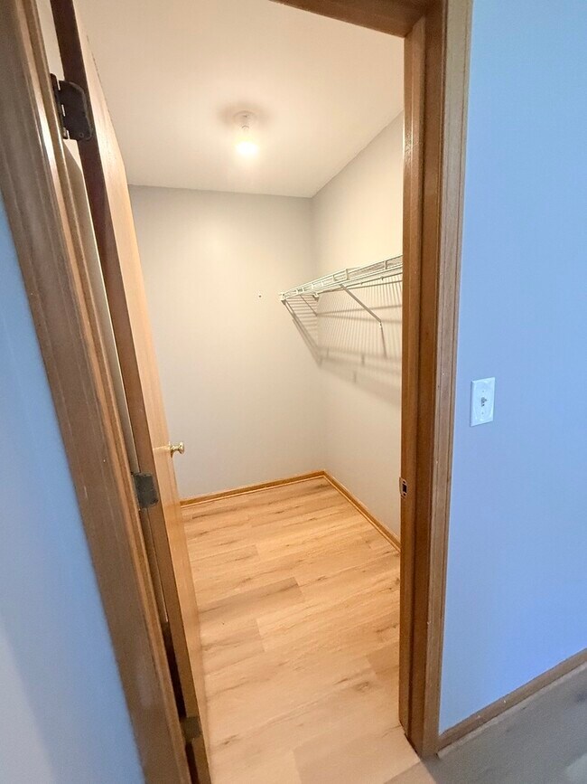 Building Photo - 5150 Shadow Creek Dr