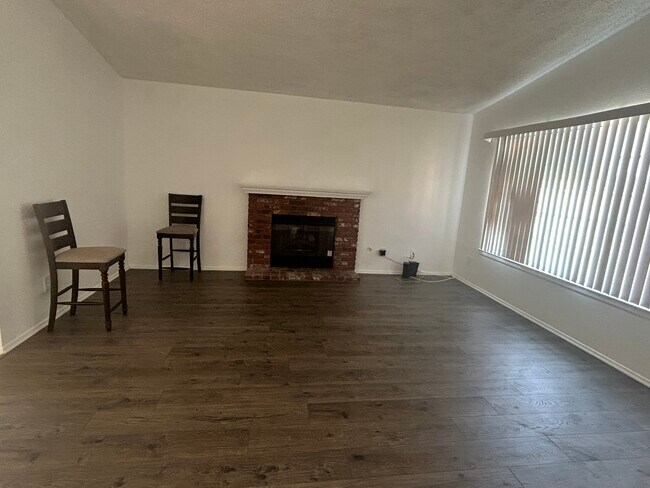 Living - 45408 17th St E