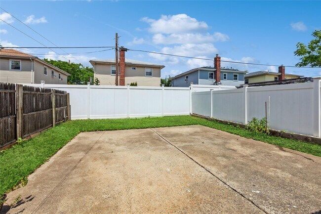 Building Photo - 165-35 144th Terrace