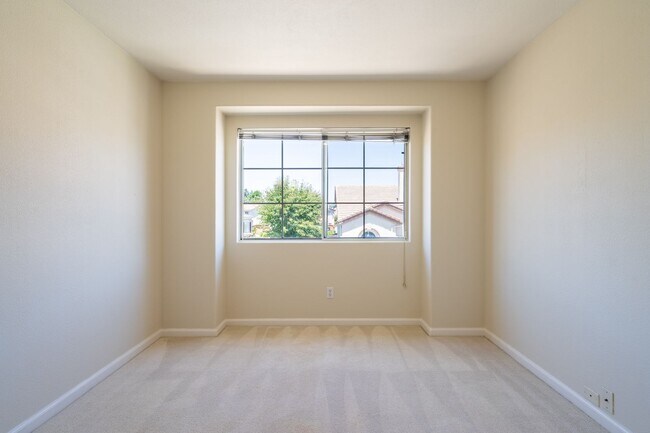 Building Photo - ***Exceptional 3BR/2.5BA Residence in Prime *** San Leandro Location
