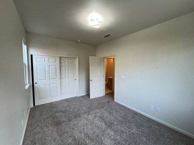 Building Photo - Large Two Story Crossroads Home!