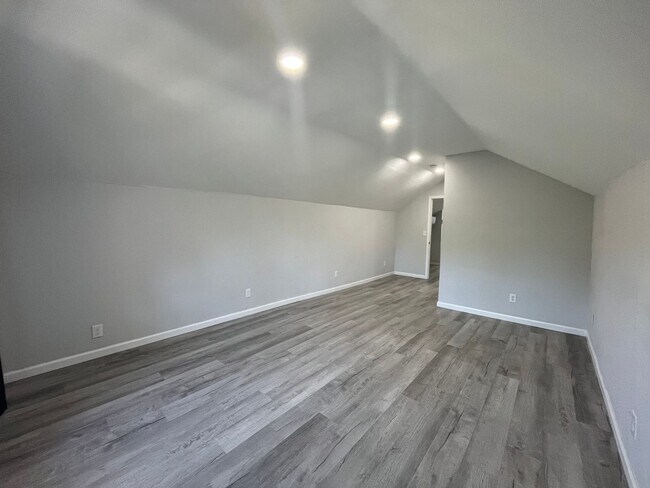 Building Photo - 8180001/85