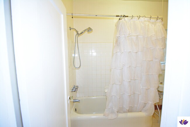 Building Photo - 5727 Carlton Way