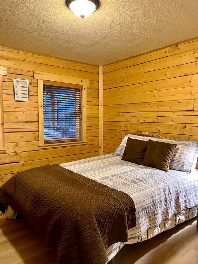 Building Photo - ** SEASONAL RENTAL ** YOUR ALASKAN CABIN I...