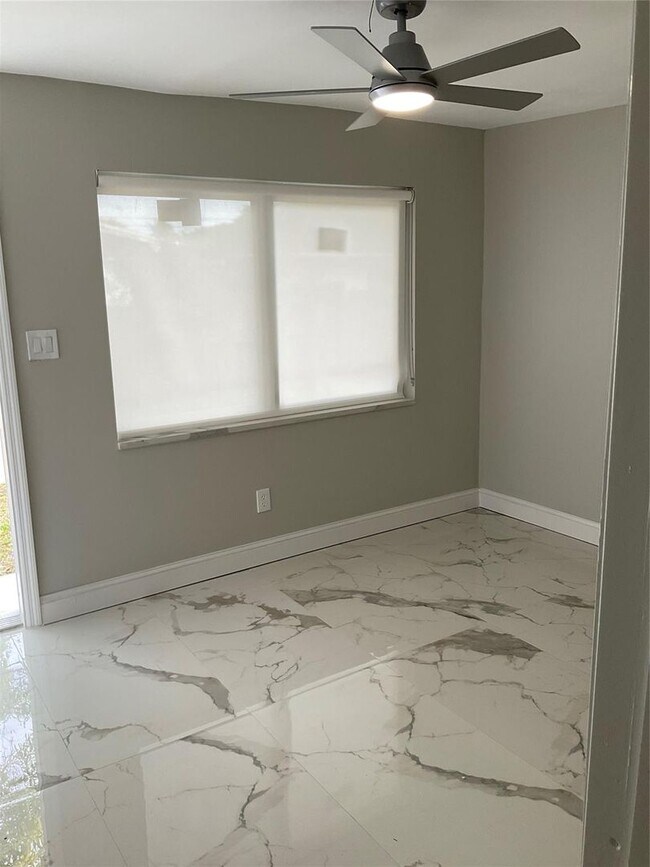 Building Photo - 642 NW 14th Way