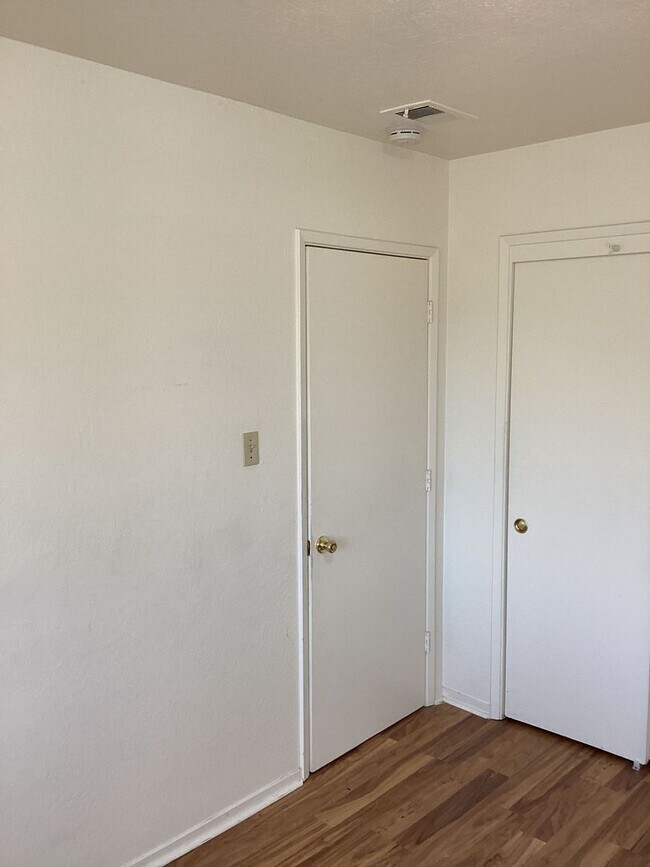 Building Photo - NOW AVAILABLE!! 2 BEDROOM 1.5 BATH GUSTINE APARTMENT
