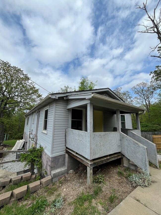 Building Photo - 3 bedroom 1 bath perfect for a minimalist!!  South FAY, 1m I-49 access