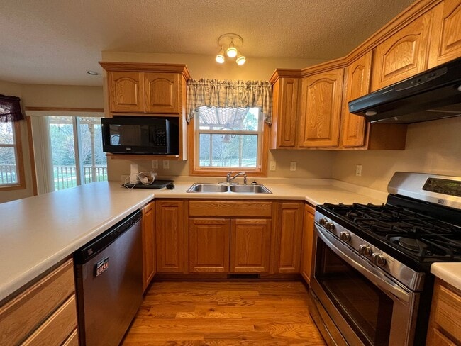 Building Photo - Gorgeous 5 Bed, 2.5 Bath Single-Family Home!