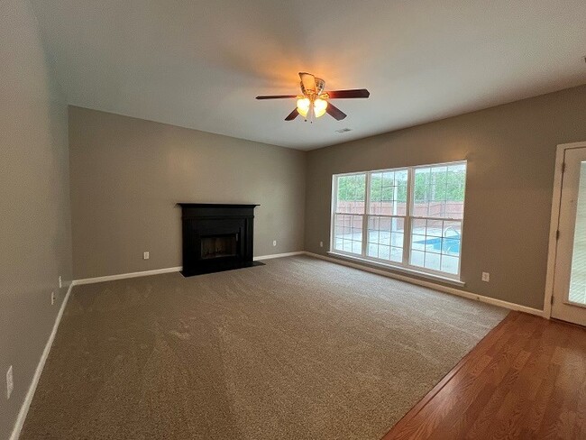 Building Photo - 570 Batty Way