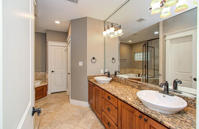 Building Photo - 1034 Dunbar St