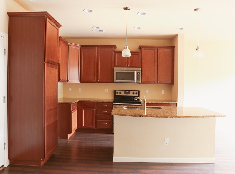 Building Photo - 5580 W 72nd Ave