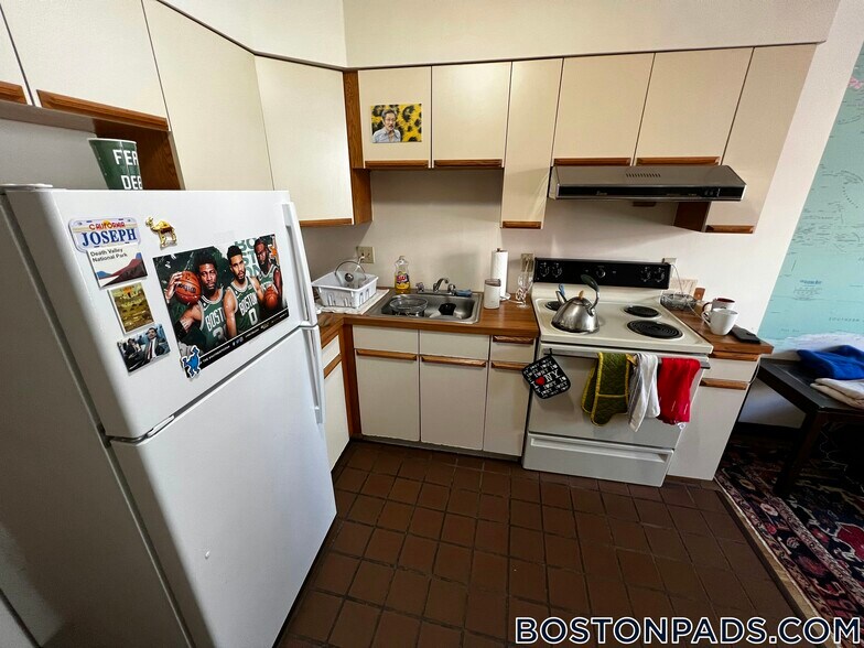 Building Photo - 81 Essex St