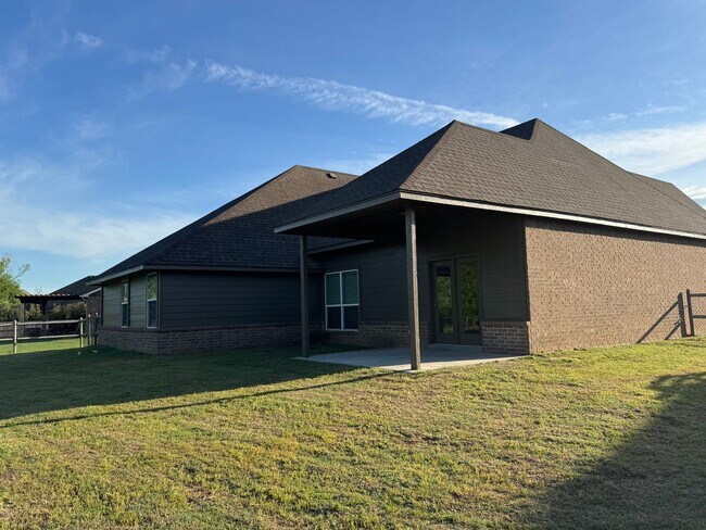 Building Photo - Bixby 3 car garage, great lot!
