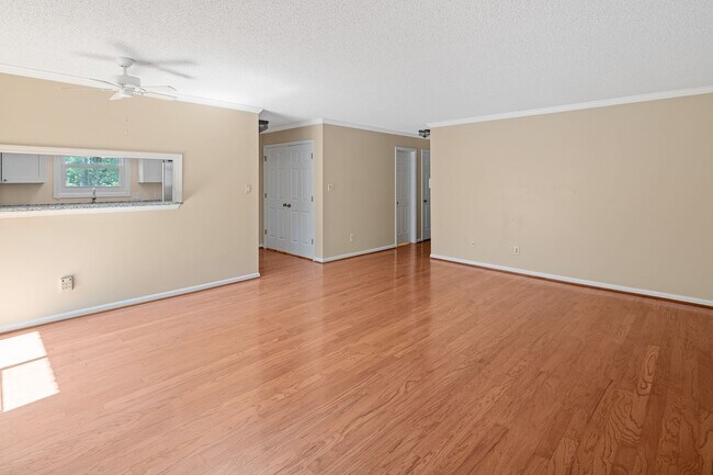 Building Photo - Renovated South Asheville Condo