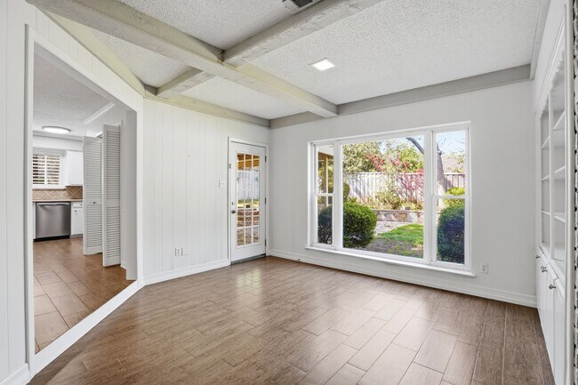 Building Photo - Amazing in Arlington