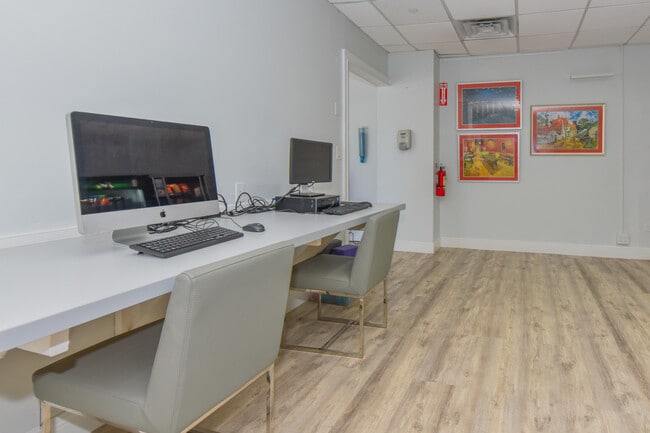 Building Photo - 405 N Ocean Blvd