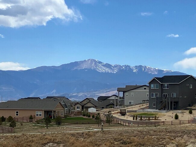 Building Photo - 2 Bedroom Home with VIEWS of the Mountains