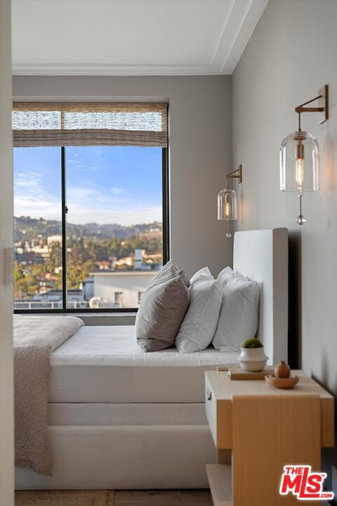 Building Photo - 10724 Wilshire Blvd