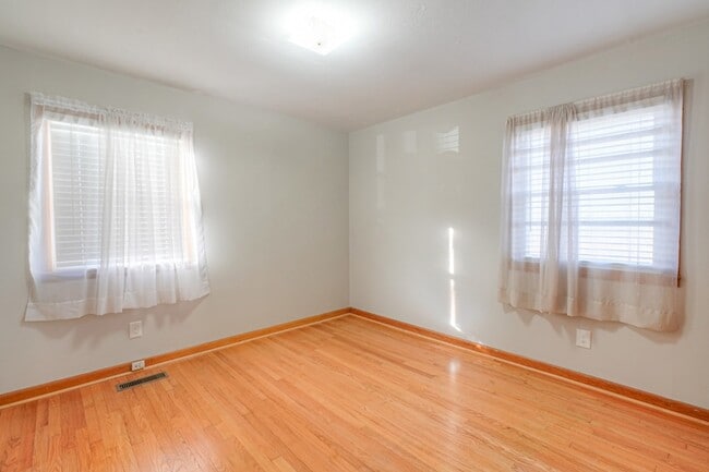 Building Photo - 476 Crescent Rd