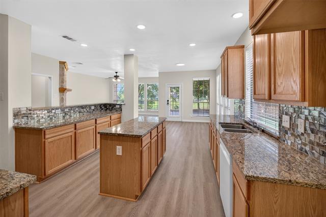 Building Photo - 2616 Cove Dr