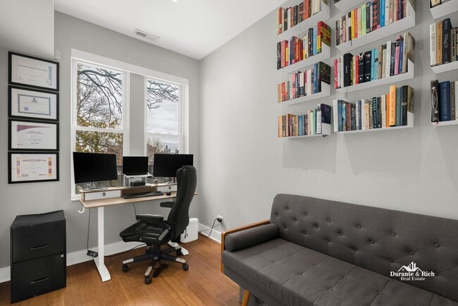 Building Photo - Stunning 2-Bedroom Condo in Prime Location