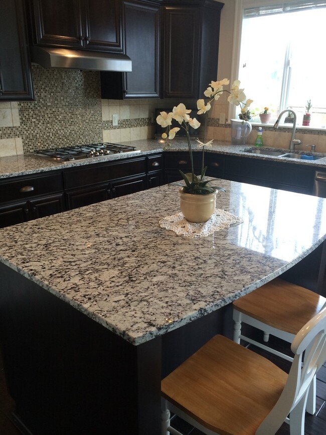 Building Photo - Absolutely Beautiful 5 Bedroom Home!! A Must See!!