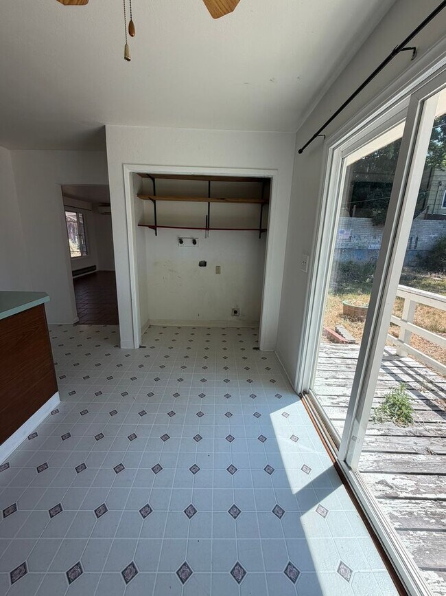 Building Photo - Two Bedroom, One Bathroom Home - Located near Sky Lakes and Oregon Tech!