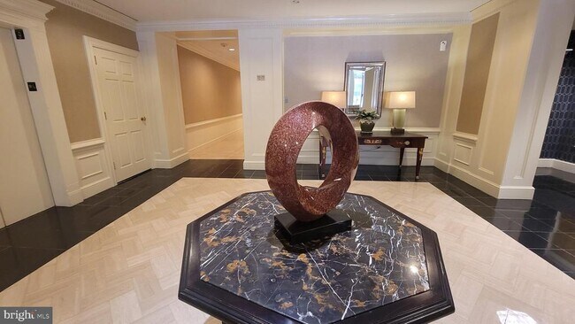 Building Photo - 10 E Lee St