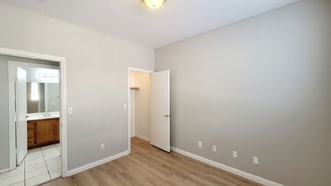 Building Photo - 10028 W Cherokee Ave