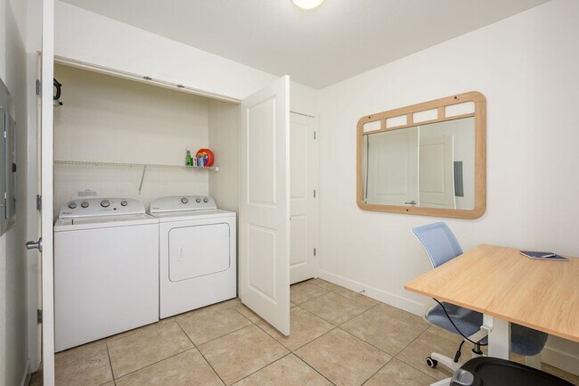 Building Photo - 5450 E Deer Valley Dr