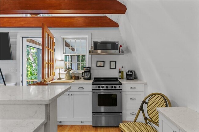 Building Photo - 99 Coggeshall Ave