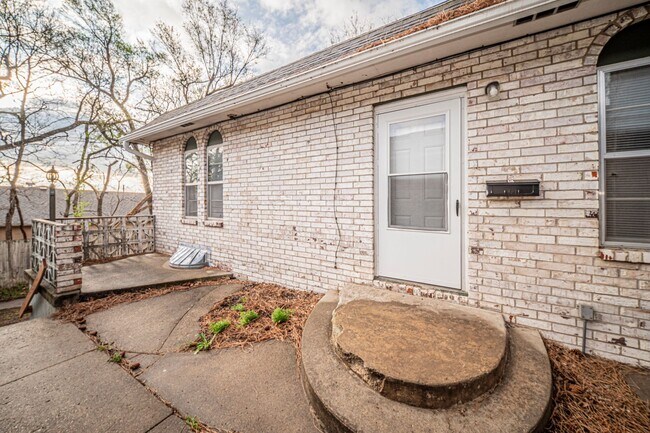 Building Photo - 1107 S Jackson St