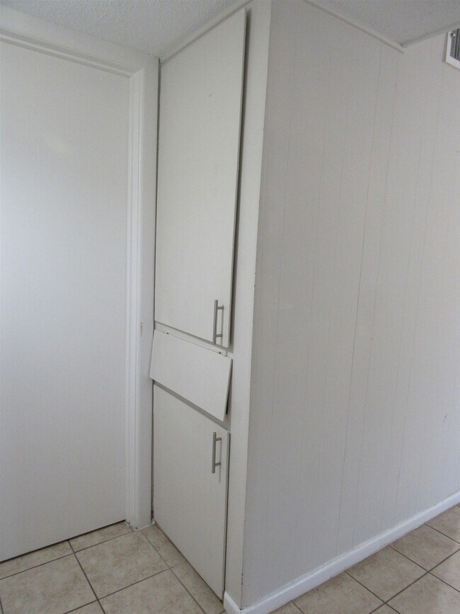 Building Photo - 2401 E Frost St