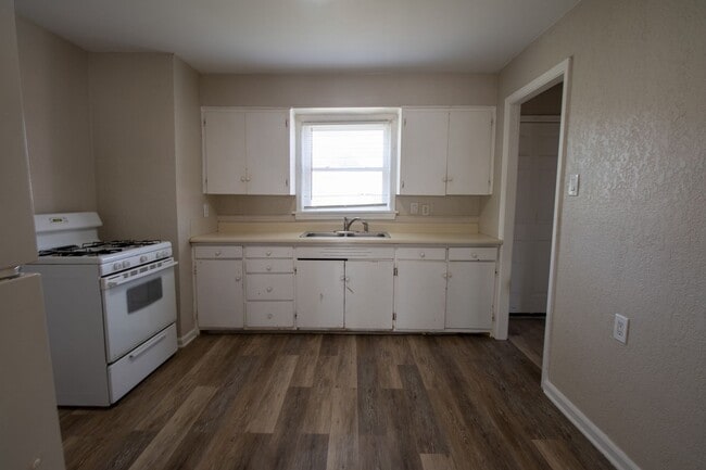 Building Photo - 2 bed 1 bath w loft