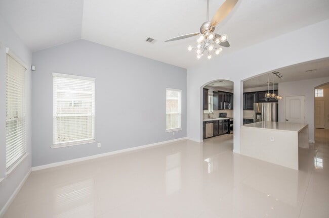 Building Photo - 3019 Lake Dr